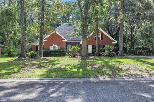 Building Photo - Stunning all-brick home on a large wooded lot