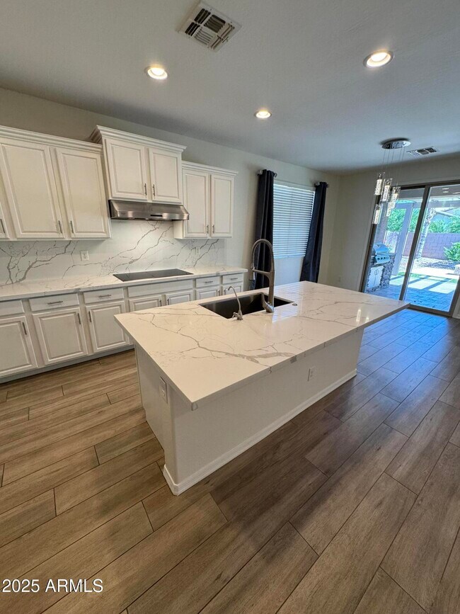 Building Photo - 712 W San Carlos Way