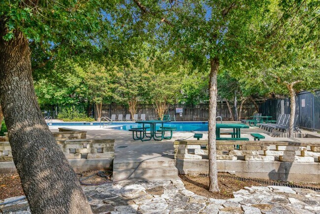 Building Photo - 701 Oaklands Dr