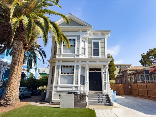 Building Photo - 2215 Blake St