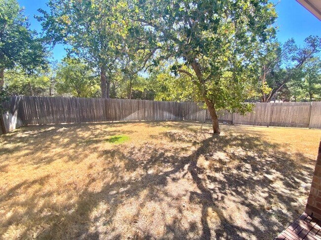 Building Photo - 2212 Laurel Arbor Dr