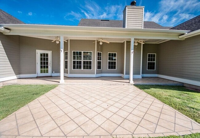 Building Photo - Spacious 4-Bedroom Home with Modern Amenities on Expansive Lot in Valdosta, GA