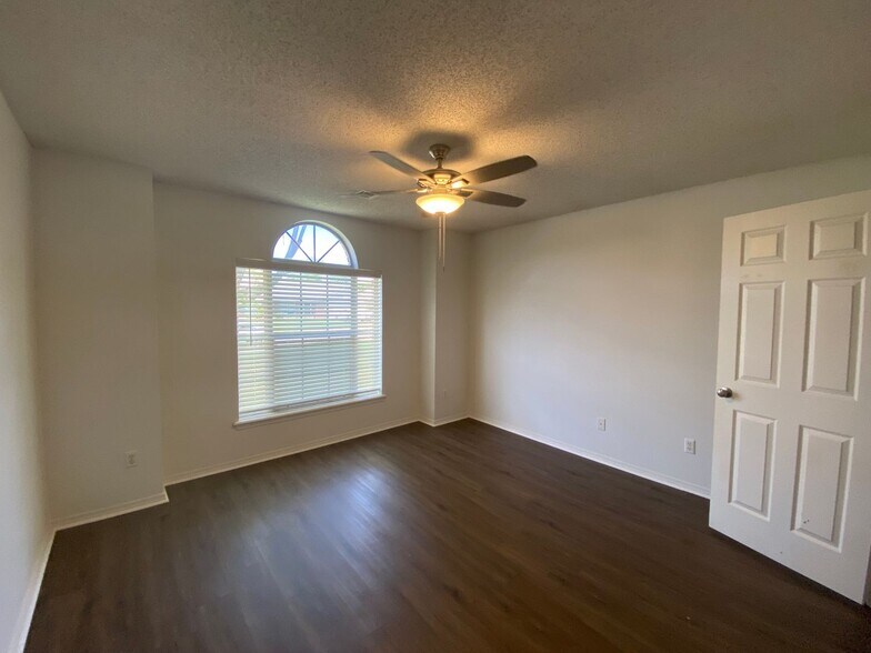 Building Photo - 4377 W Cheyenne Dr
