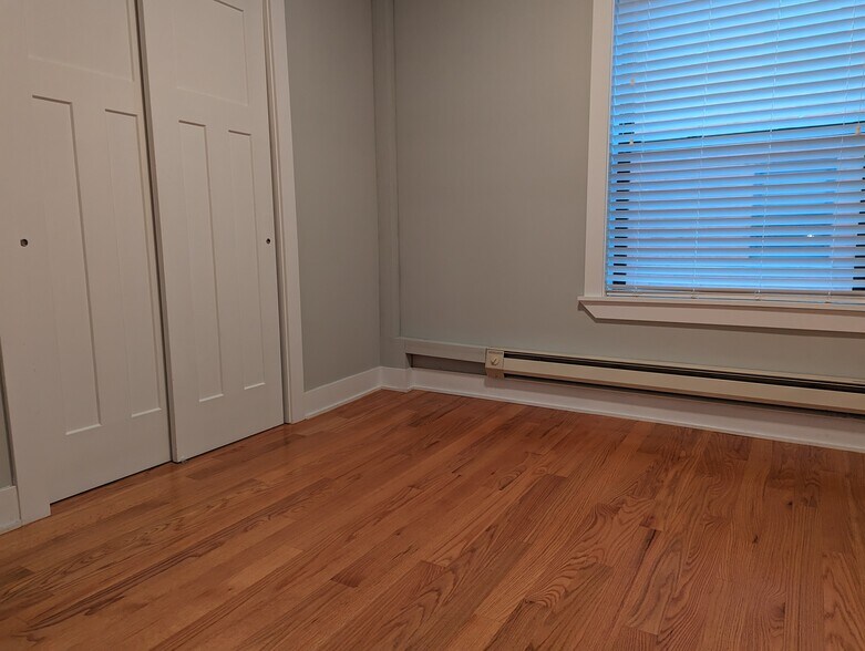 Building Photo - 4419 N Wolcott Ave