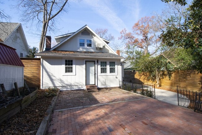 Building Photo - 3 Bedroom, 2.5 Bathroom in Shandon - The F...