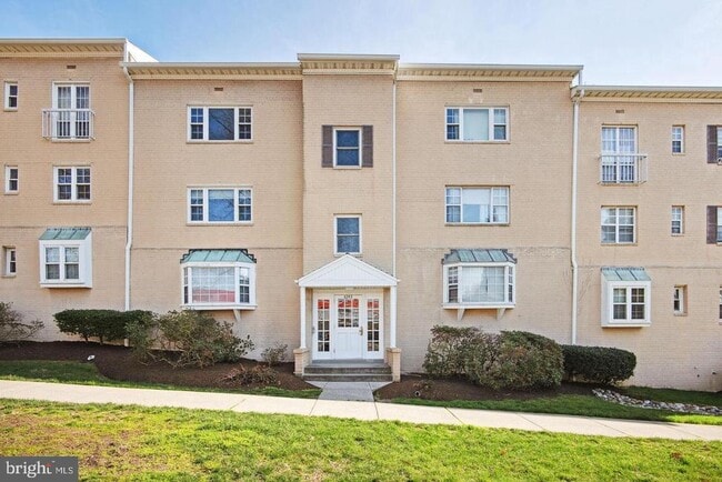 Building Photo - 6243 Wilson Blvd