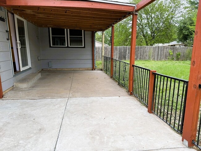 Building Photo - 4 bedroom home with 2 Garages, Finished Basement & Fenced Yard