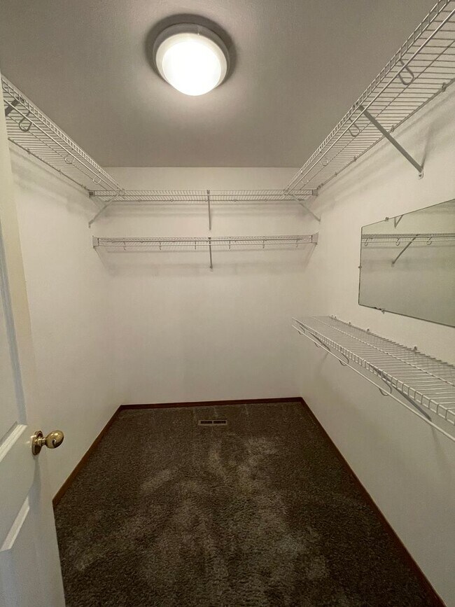 Building Photo - Beautiful 3 Bedroom Home, Pet Friendly!