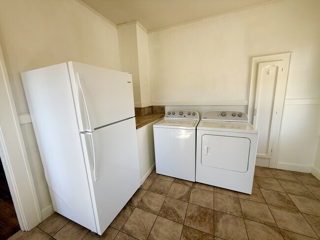 Building Photo - 834 Malvern Ave