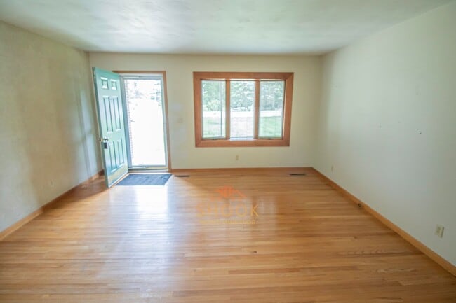 Building Photo - Cute 3 BR Ranch in Romney - 10 Minute Drive to Lafayette!