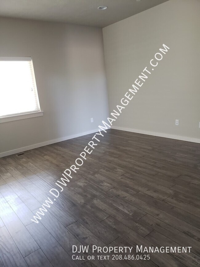 Building Photo - 324 NE. 3rds St. -G202