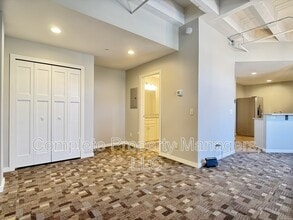 Building Photo - 207 E 4th St