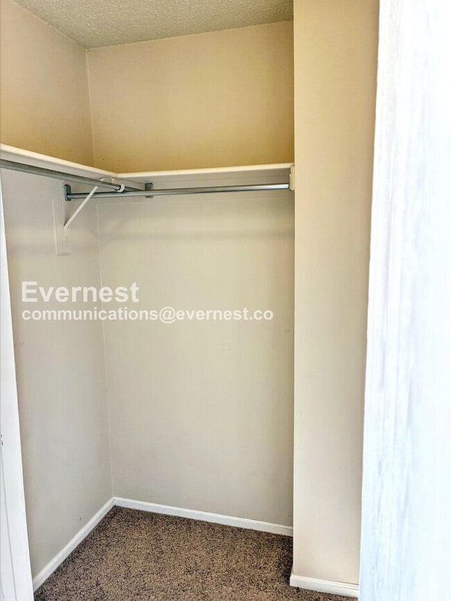 Building Photo - 2924 Ross Dr