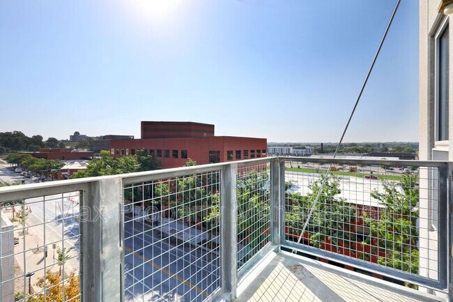 Building Photo - 309 E 5th St