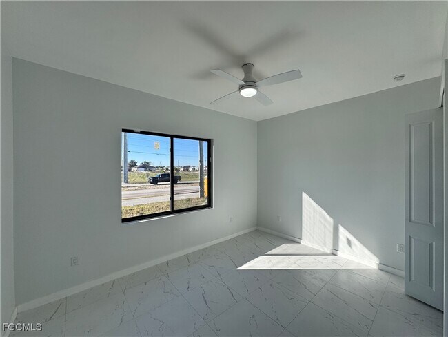 Building Photo - 1027 Kismet Pkwy W