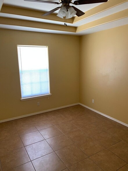 Building Photo - 2021 Bahamas Dr