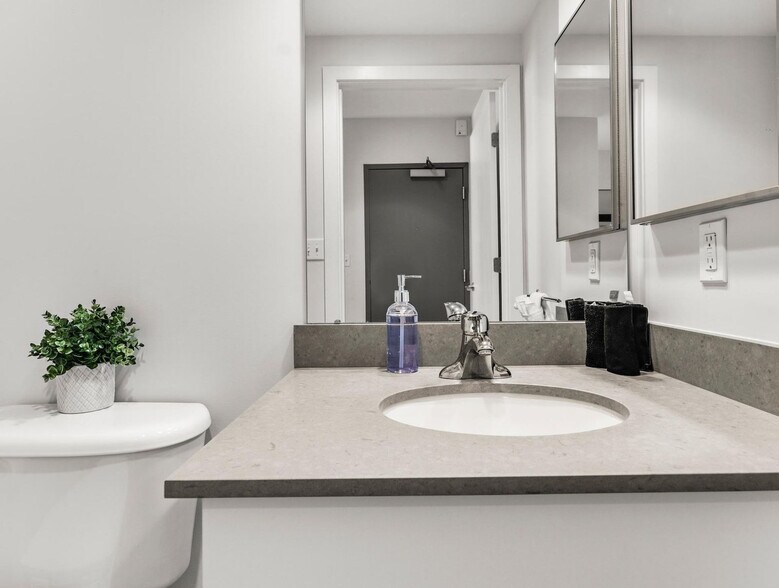 Building Photo - 601 Albany St