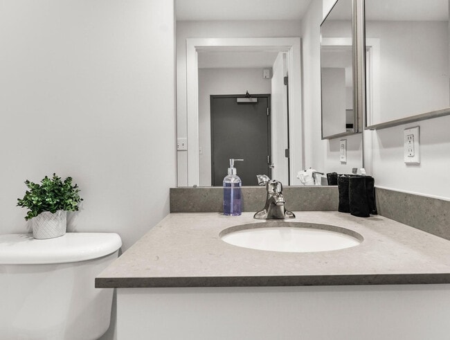 Building Photo - 601 Albany St