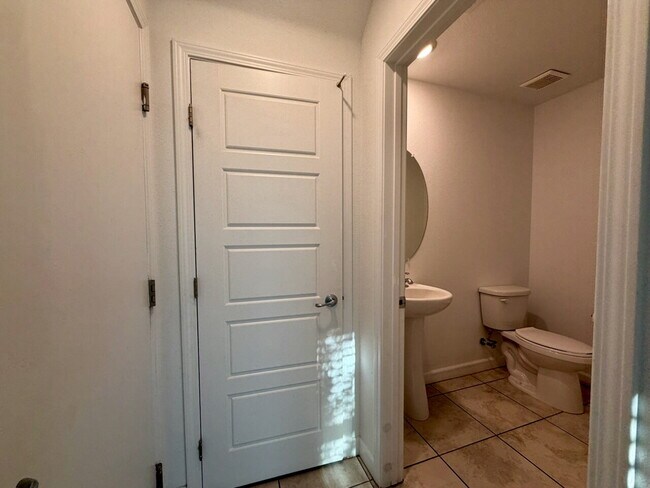 Building Photo - 3 BED 2.5 BATH 2 CAR GARAGE TOWNHOUSE IN CADENCE HENDERSON WITH LOFT