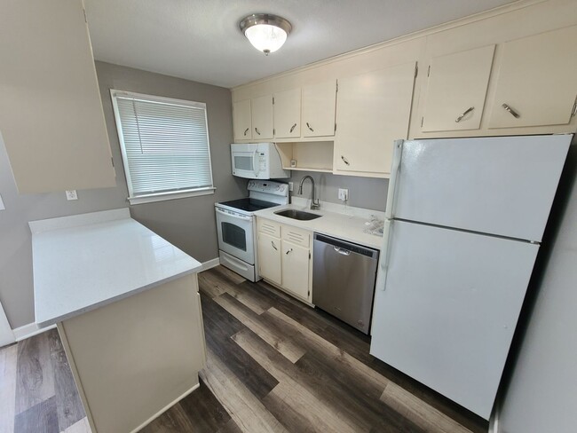 Building Photo - Spacious 2 Bedroom Unit