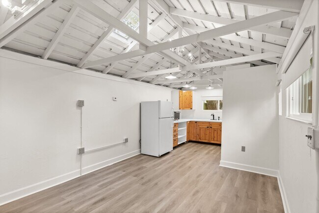 Building Photo - Cozy Studio in West Linn