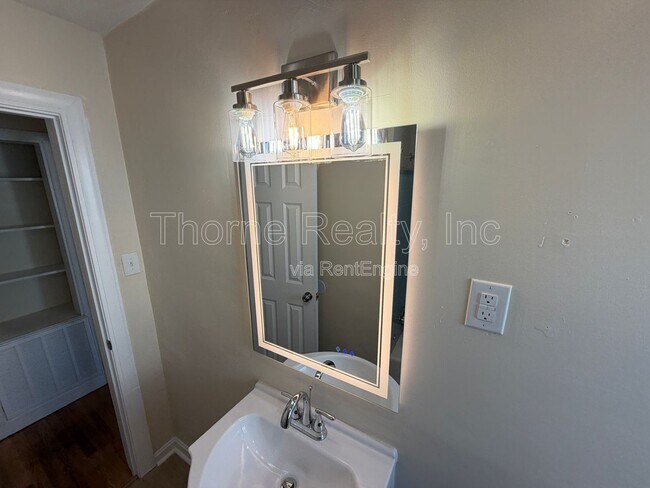 Building Photo - 1021 Russell St