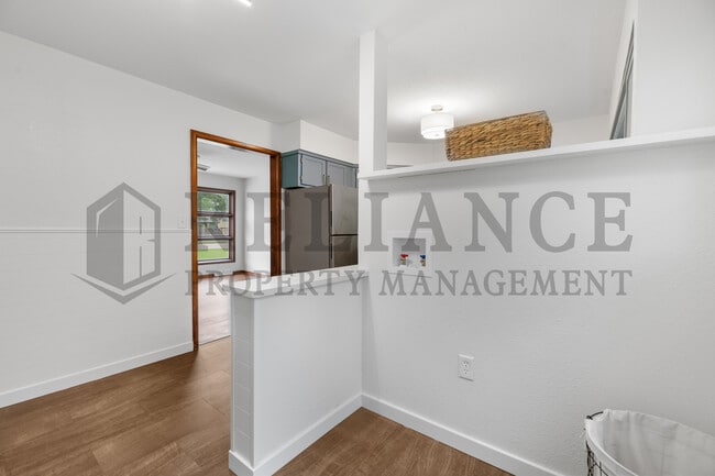 Building Photo - 211 E Meadowlark Rd