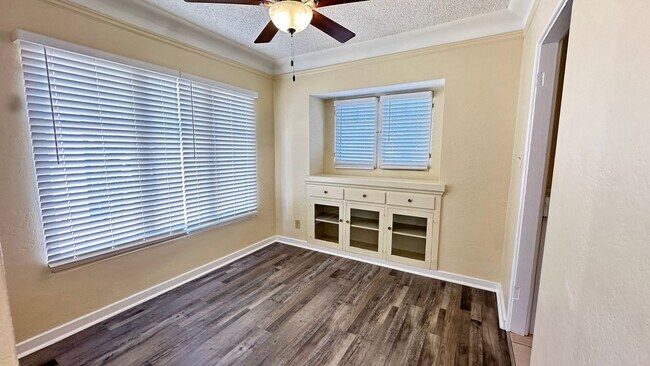 Building Photo - LARGE DOWNSTAIRS ONE BEDROOM ONE BATH!