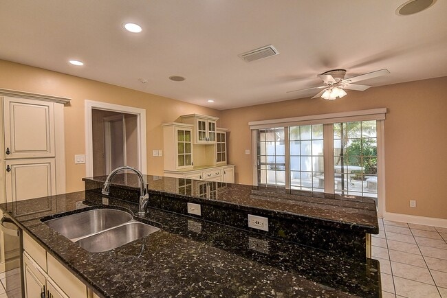 Building Photo - Luxurious 4 bedroom, 3 bath pool home.