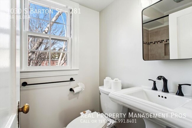 Building Photo - Sunny & Spacious Arlington Village TH- Ste...