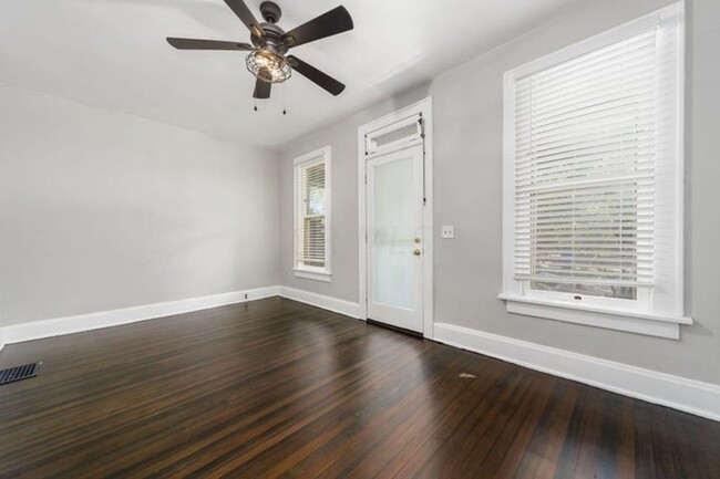 Building Photo - Adorable Brick Home in Italian Village!