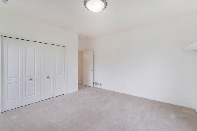 Building Photo - 2925 N Knightsbridge Cir