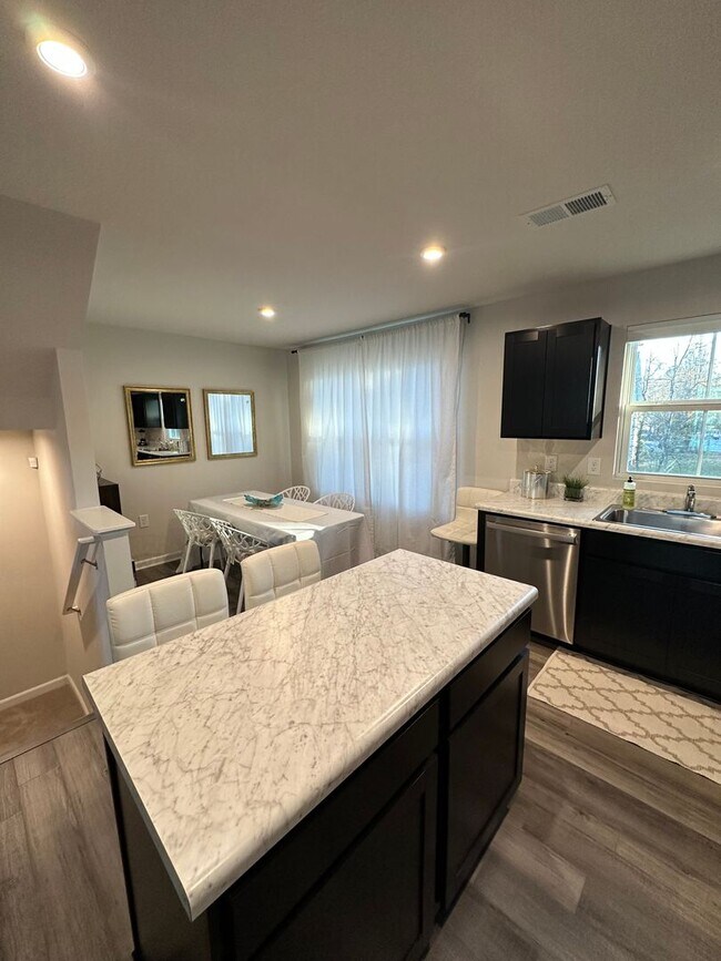 Building Photo - FULLY FURNISHED like-new Townhouse w/ Garage