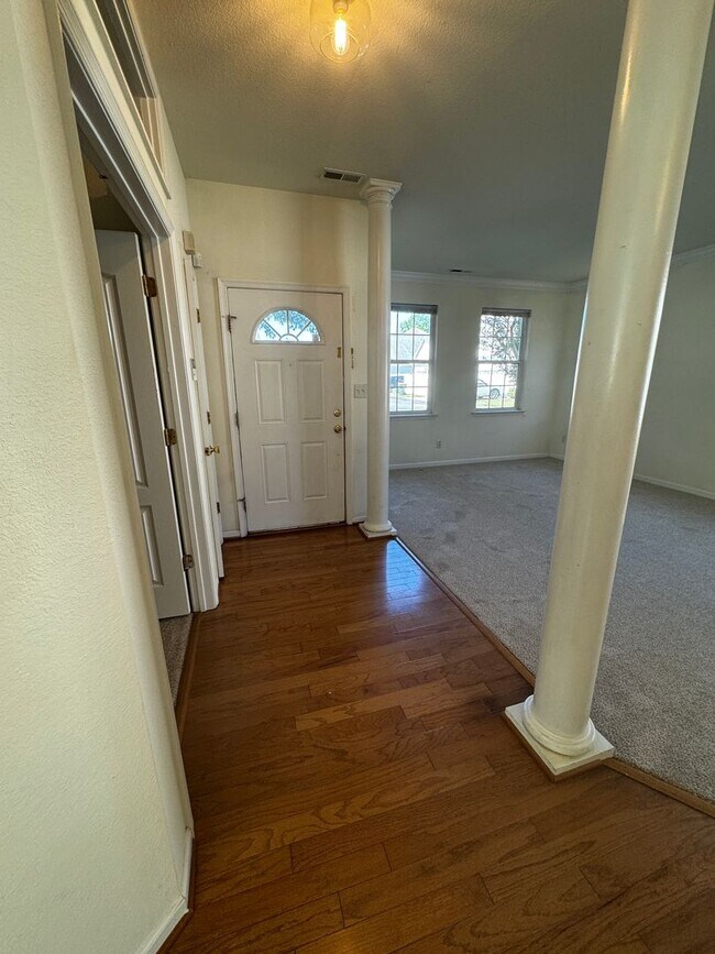 Building Photo - BEAUTIFUL OPEN FLOOR PLAN