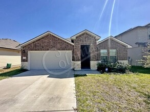 Building Photo - 4 Bedroom 2 Bath