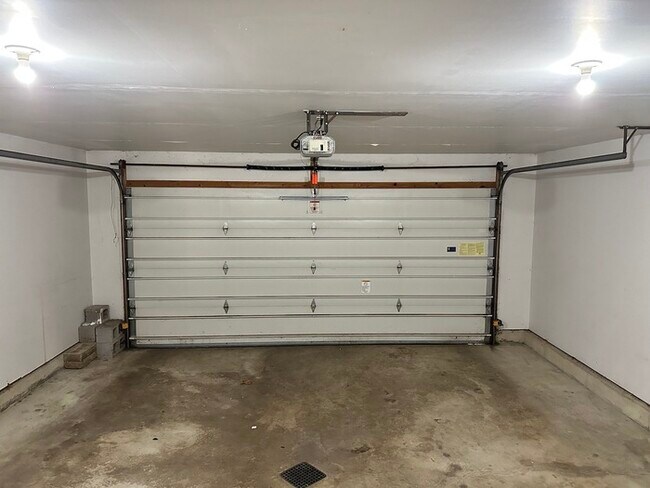 Building Photo - Grandville Condo 3 Bedroom and 2.5 Bathrooms