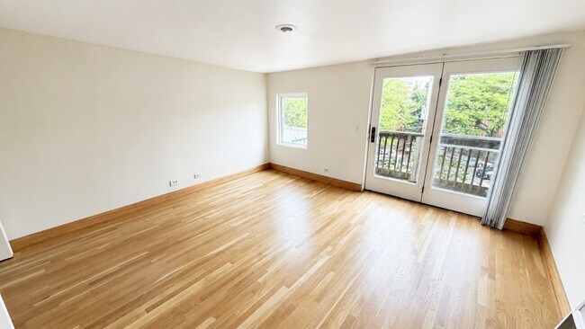 Building Photo - 534 W Dickens Ave
