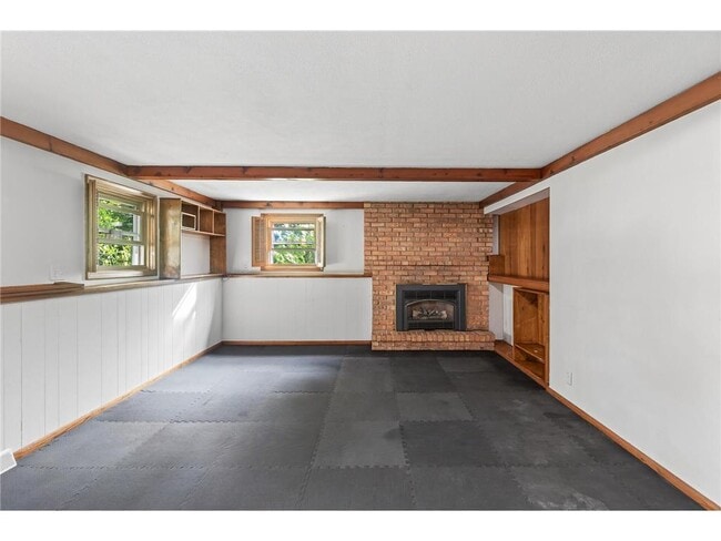 Building Photo - 16318 Temple Dr S