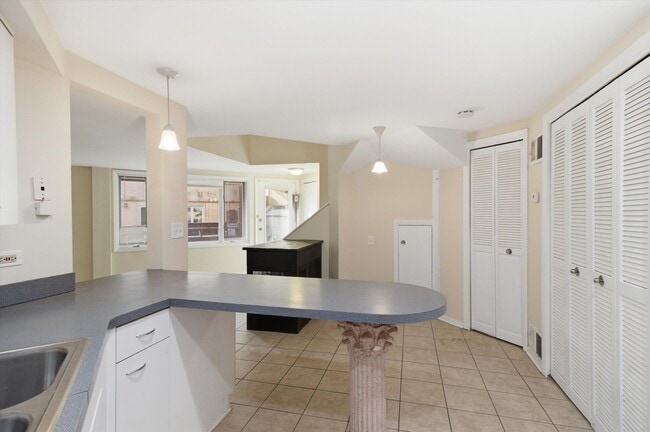 Building Photo - 6337 Roosevelt Rd