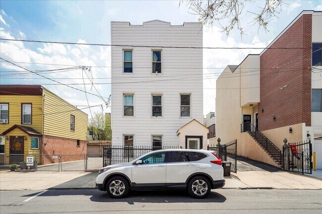 Building Photo - 27 Marion Pl