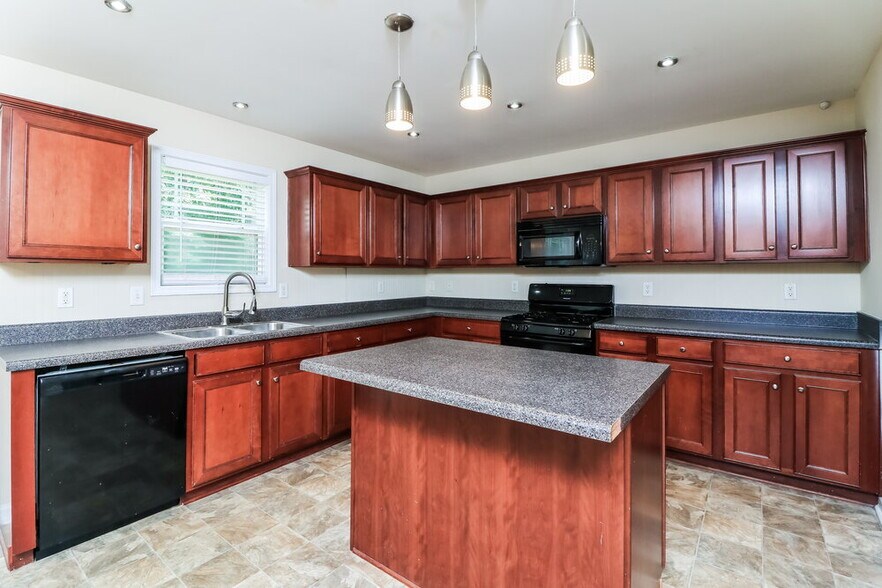Building Photo - 910 Elderberry Ln