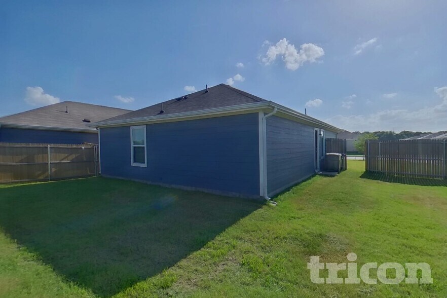 Building Photo - 6445 Middlebury Dr