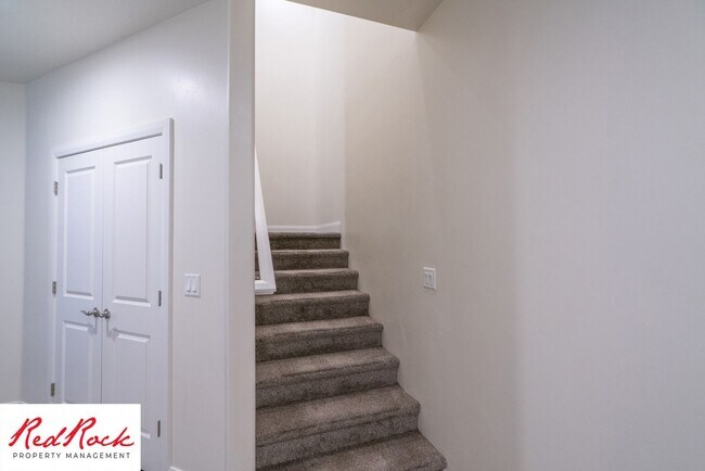 Building Photo - Modern Townhome in Desirable Hurricane Hei...