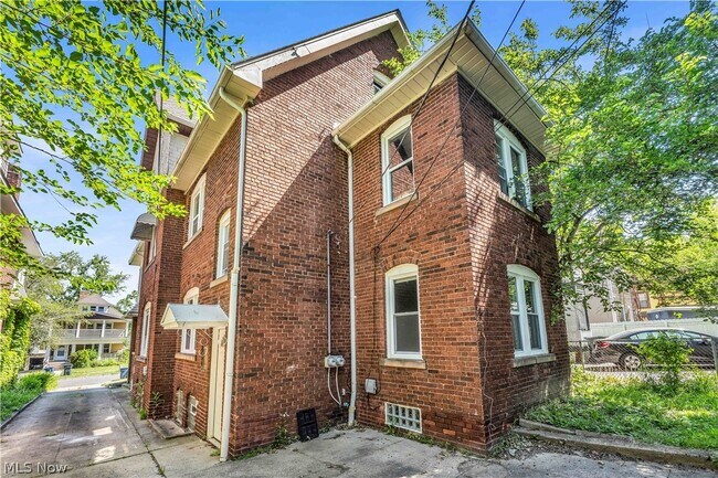 Building Photo - 3154 Kensington Rd