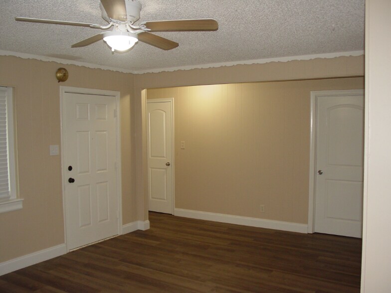 Building Photo - 1805 N Pl