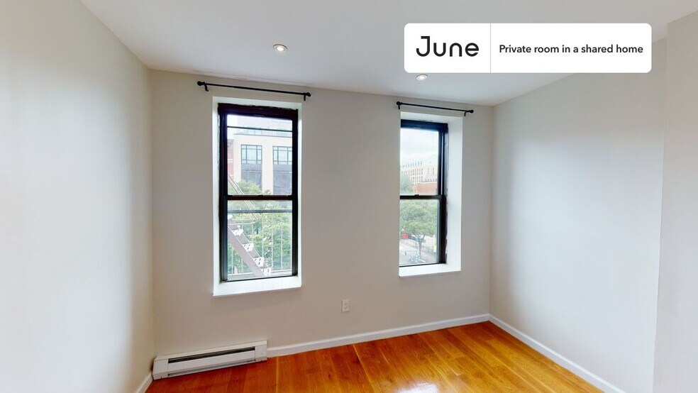 Building Photo - Private bedroom in 3 bed/1 bath Home