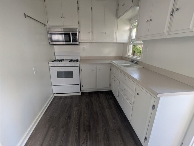 Building Photo - 233 Flower St