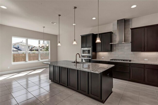 Building Photo - 3901 Tavarez St