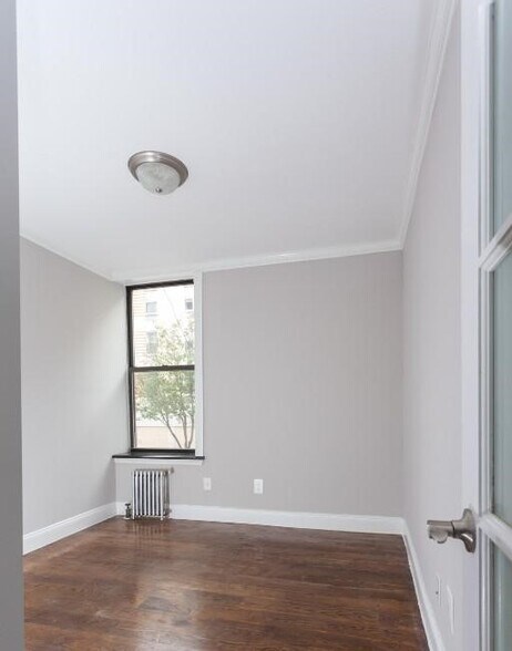 Building Photo - 343 E 8th St