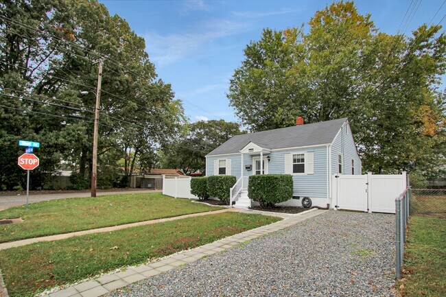 Building Photo - Well-Maintained Home with Spacious Yard and Screened Porch